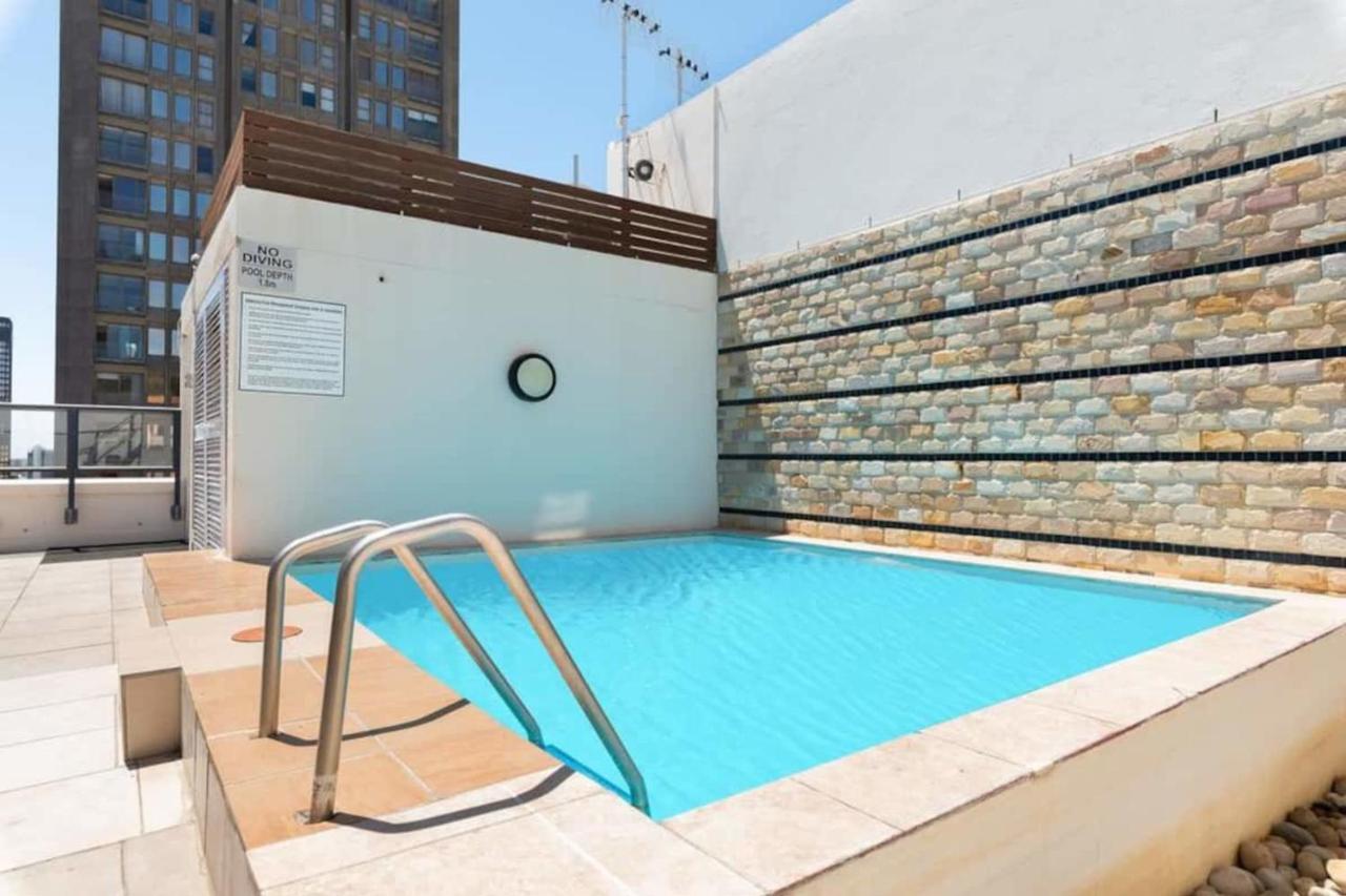 1 Bedroom With Roof Views Le Cap