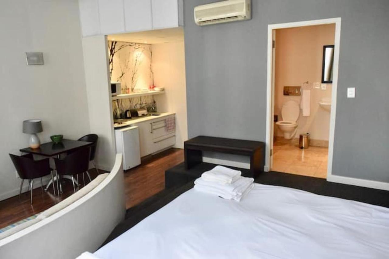 1 Bedroom With Roof Views