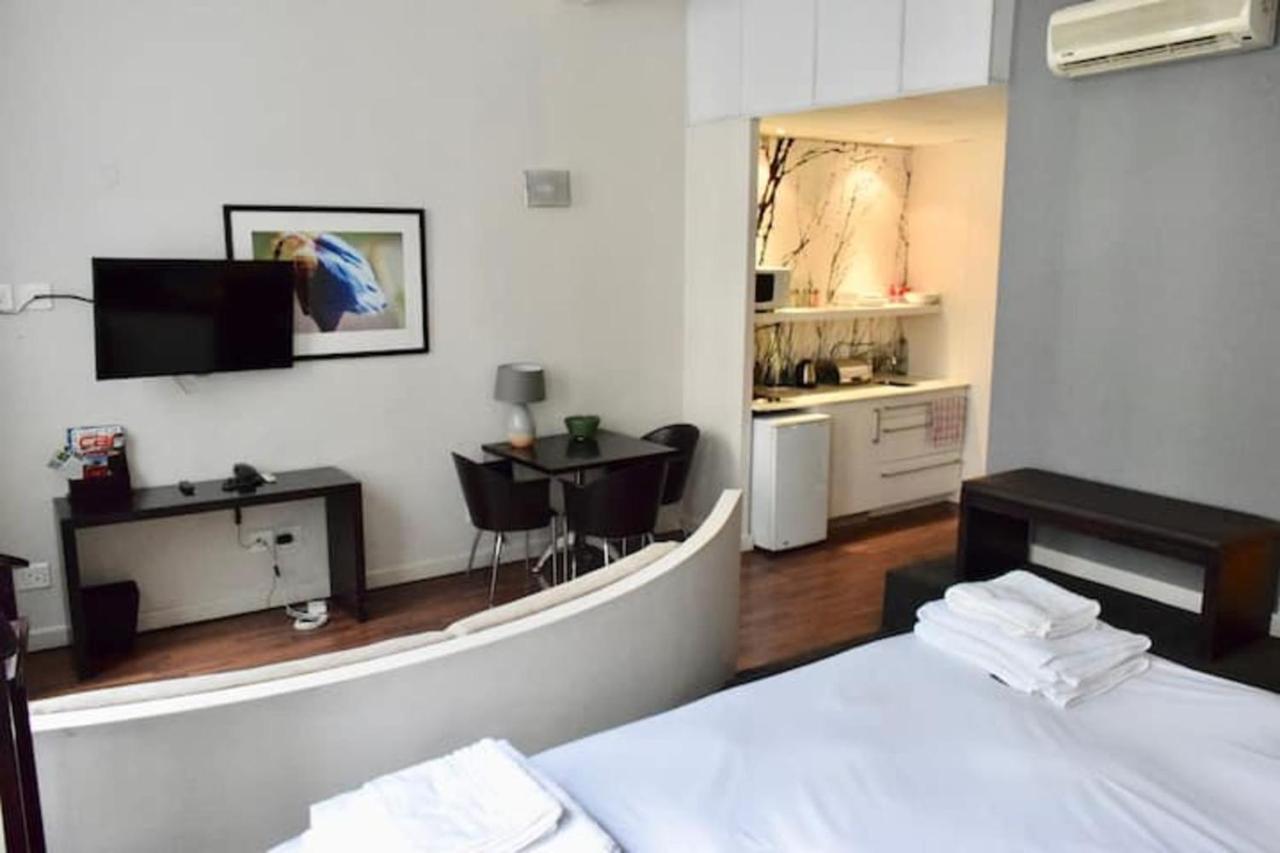 1 Bedroom With Roof Views