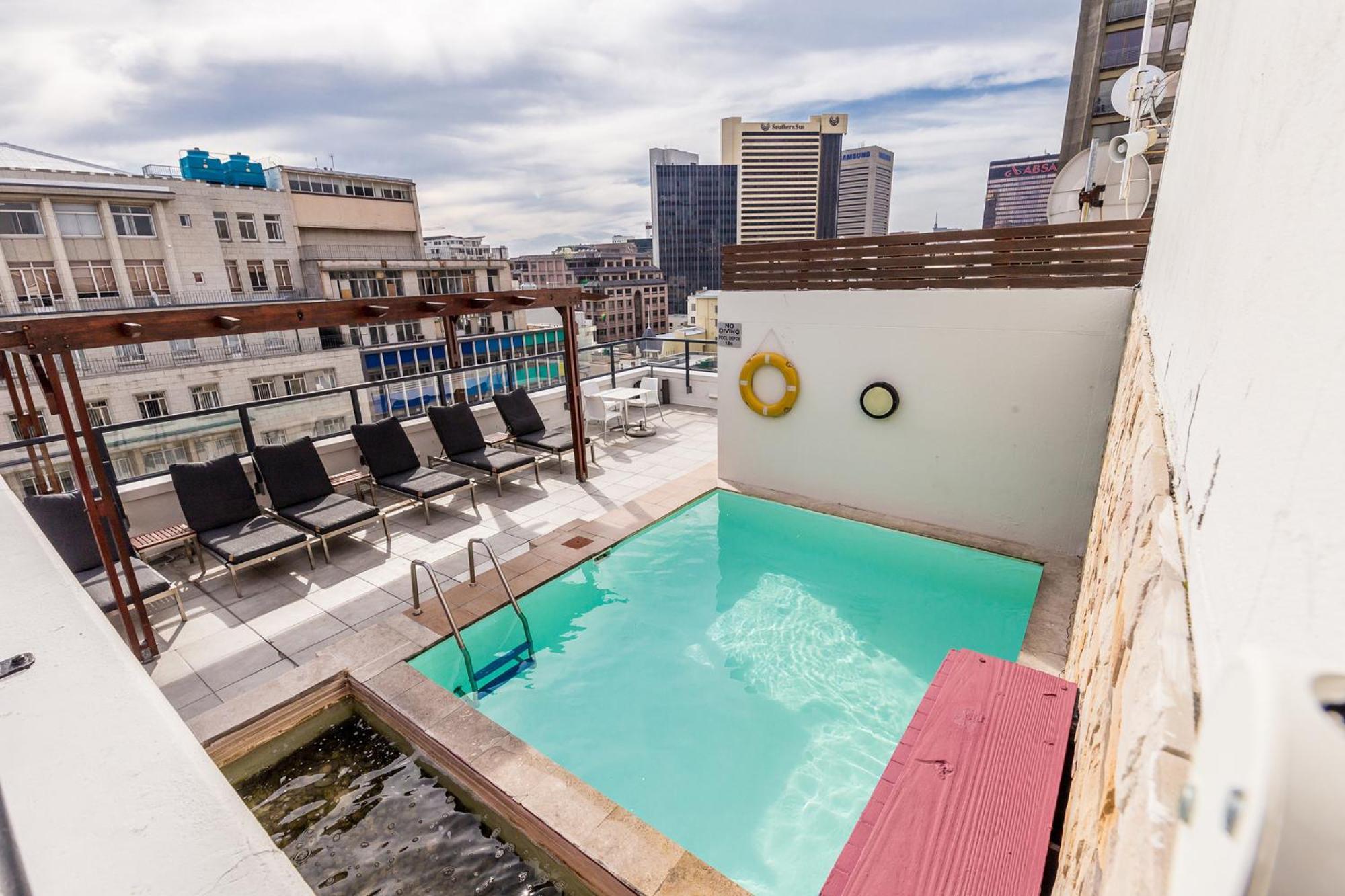 1 Bedroom With Roof Views *