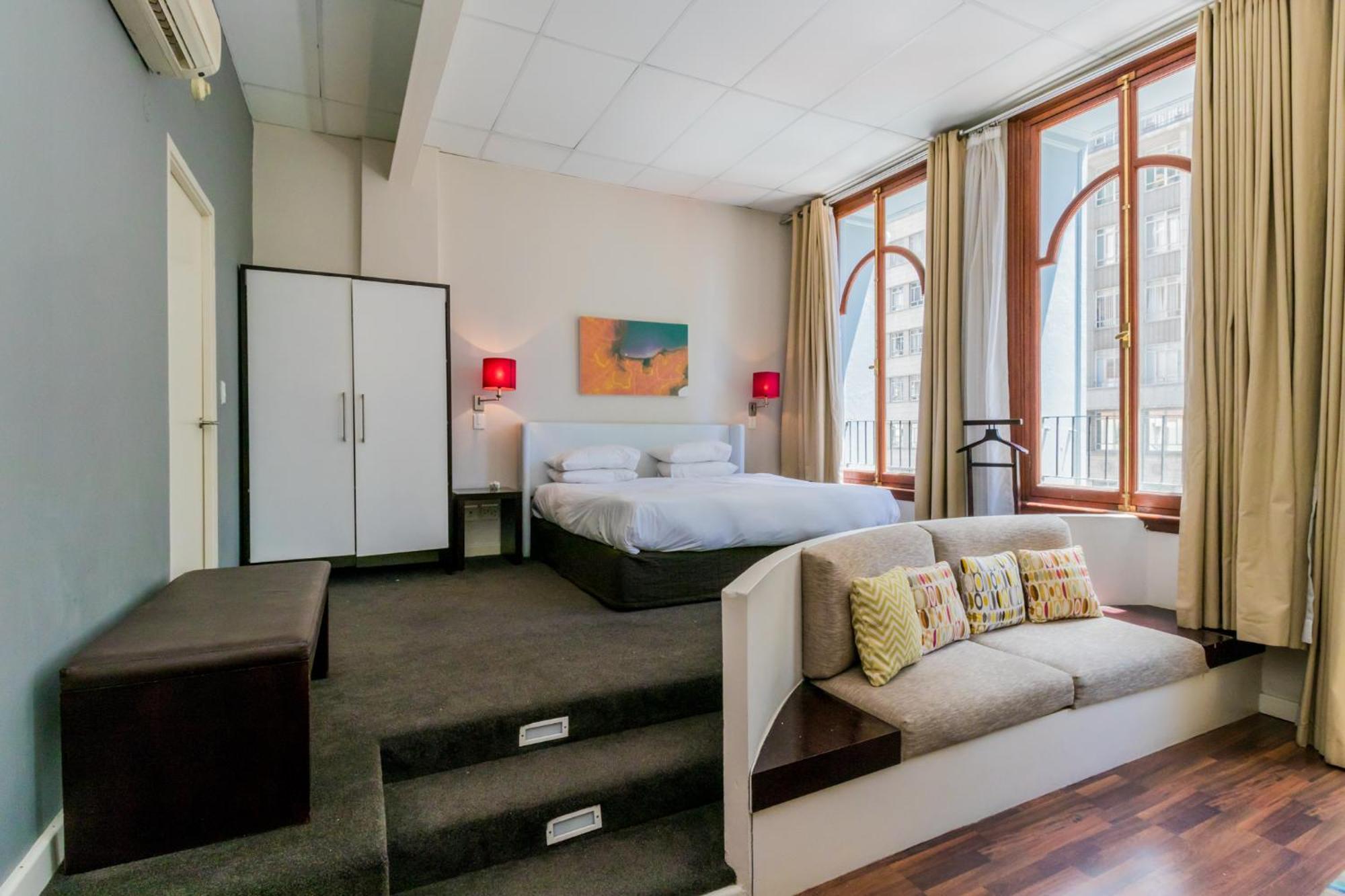 1 Bedroom With Roof Views *